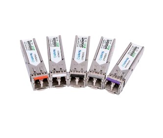 Cad iad na buntáistí a bhaineann le trasghlacadóirí optúla i gcásanna iarratais éagsúla?